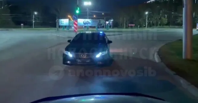 В Новосибирске водитель Toyota Camry проехал площадь Кирова задним ходом
