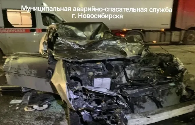 В Новосибирске Subaru попал под фуру, водителя достали из машины