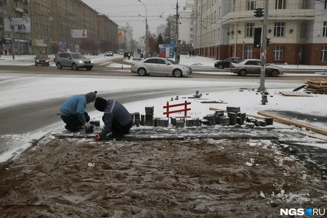 Мэрия объяснила, кто ремонтирует тротуары у магазинов и во дворах