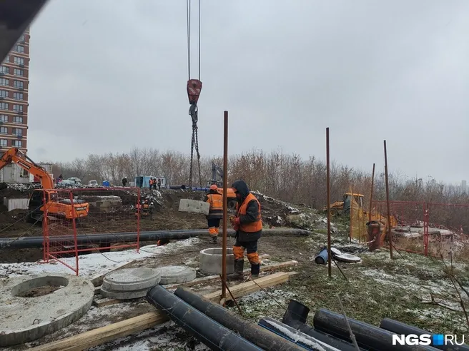 В Новосибирске засыпают 15-метровый провал в Горском