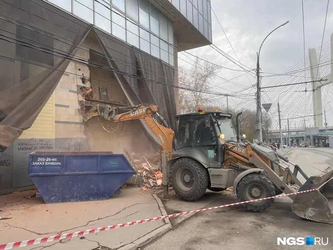 У старого автовокзала в Новосибирске ремонтируют фасад правого крыла