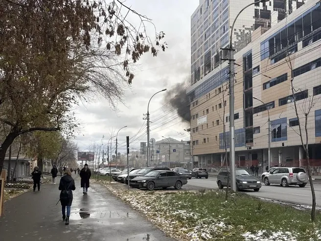В Новосибирске снова загорелся недостроенный ТЦ на Ватутина