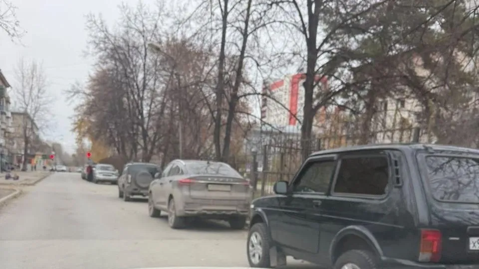 На Космической припаркованные машины заняли полосу движения