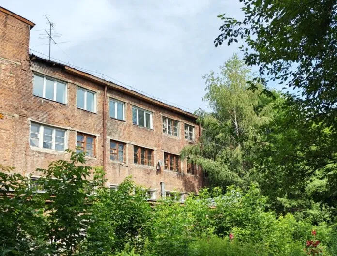 В Новосибирске на торги выставили здание бывшей поликлиники за 36,8 млн