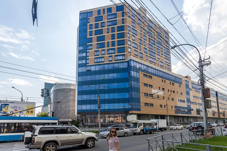Новосибирцы пожаловались на стекло у долгостроя на Ватутина